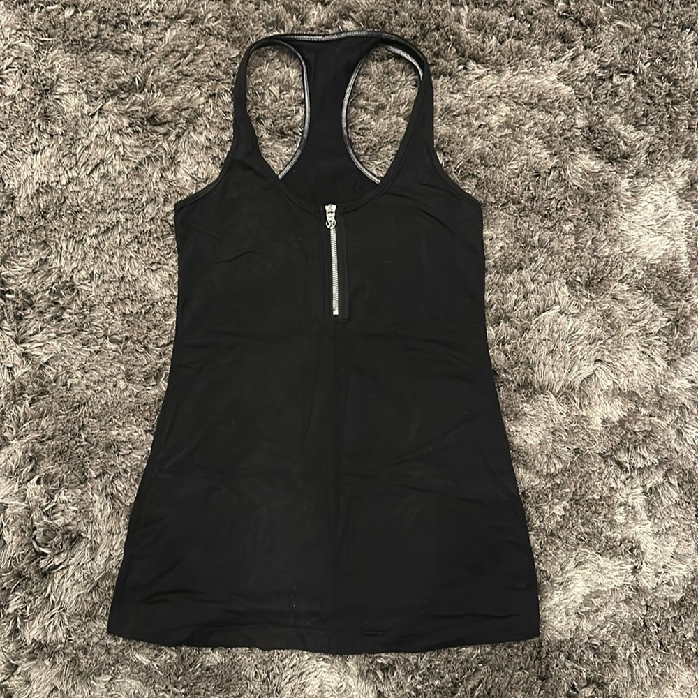 Lululemon on zip tank black probably a 6 no tag